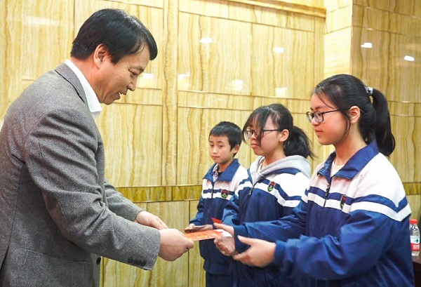 中國(guó)華融黨委副書記、監(jiān)事長(zhǎng)胡建忠一行赴四川宣漢縣調(diào)研督導(dǎo)扶貧工作