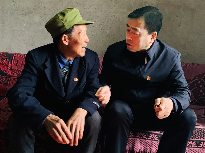 中國華融黨委書記、董事長王占峰一行赴宣漢縣調(diào)研督導(dǎo)定點(diǎn)扶貧工作